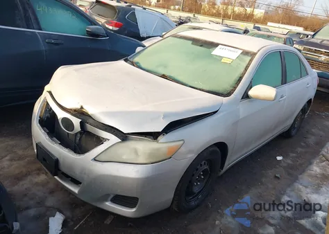 2010 Toyota Camry Le z USA, uszkodzony, nr VIN 4T4BF3EKXAR010968
